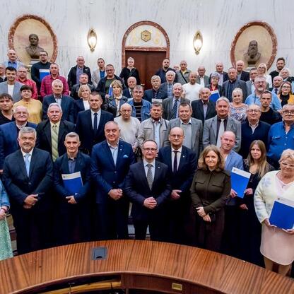 Grzegorz Boski, wicemarszałek, uczestniczy w ceremonii wręczenia dofinansowania dla 40 Rodzinnych Ogrodów Działkowych w Silesia Sejm Chamber. (wygenerowano przez AI)