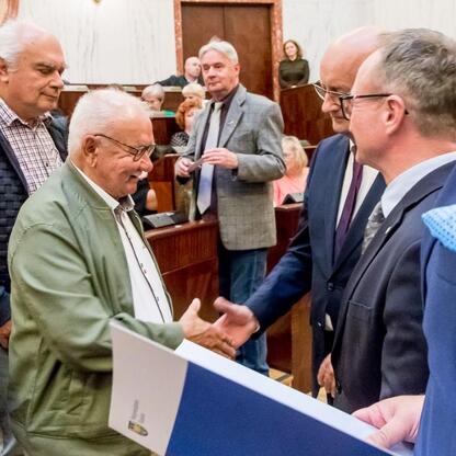 W Sali Sejmu Śląskiego wręczono certyfikaty dofinansowania dla 40 rodzinnych ogrodów działkowych. (wygenerowano przez AI)