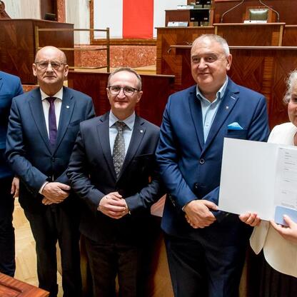 Grzegorz Boski, wicemarszałek, wręcza umowy podpisując Inicjatywę Sołecką. (wygenerowano przez AI)
