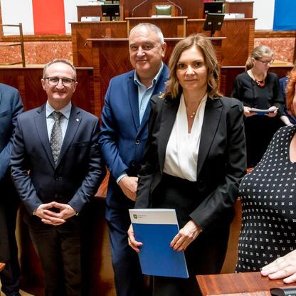 Grzegorz Boski, wicemarszałek, prezentuje dokumenty, podczas uroczystości podpisania umów w ramach Inicjatywy Sołecka. (wygenerowano przez AI)