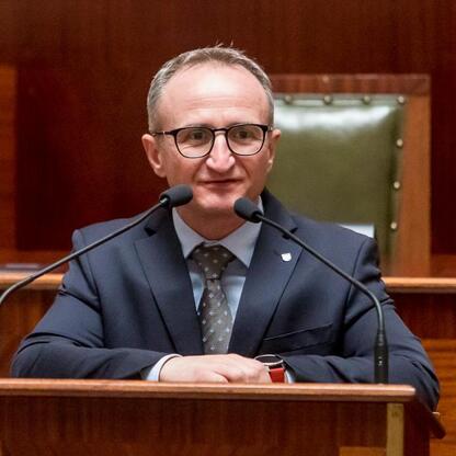 Wicemarszałek Grzegorz Boski w Sejmiku Śląskim podczas uroczystości podpisania umów w ramach Inicjatywy Sołeckiej. (wygenerowano przez AI)