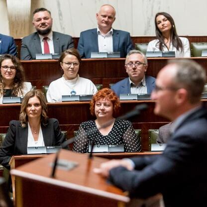 Wicemarszałek Grzegorz Boski przemawia w Sali Sejmu Śląskiego, podczas uroczystości z okazji 7. rocznicy Inicjatywy Sołeckiej. (wygenerowano przez AI)