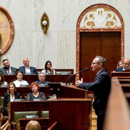 Wicemarszałek Grzegorz Boski przyjmuje umowy w Sali Sejmu Śląskiego. (wygenerowano przez AI)