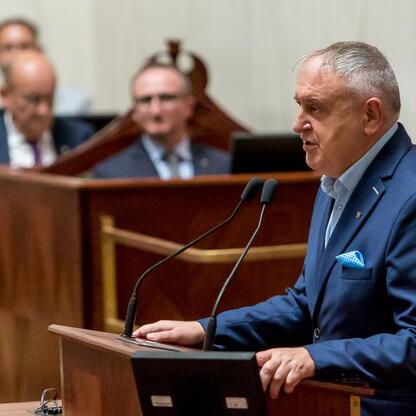 Grzegorz Boski, Wicemarszałek Województwa Śląskiego, przemawia na podium podczas uroczystości w Sali Sejmu Śląskiego. (wygenerowano przez AI)