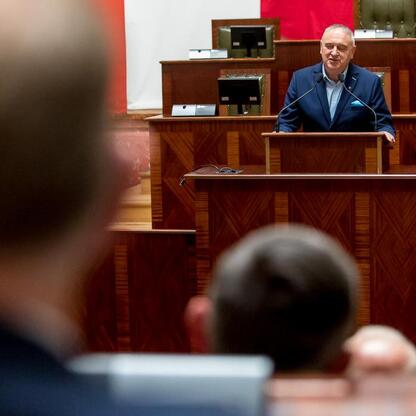 W Sali Sejmu Śląskiego podczas uroczystości podpisywania umów na realizację inwestycji w ramach Inicjatywy Sołeckiej. (wygenerowano przez AI)
