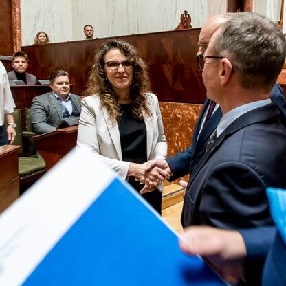 W Sali Sejmu Śląskiego przedstawiciele gmin otrzymali umowy na realizację projektów Sołeckiej Inicjatywy. (wygenerowano przez AI)