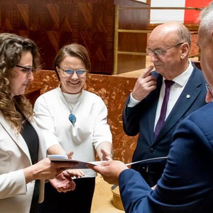 W Sali Sejmu Śląskiego przedstawiciele gmin odbierają dokumenty z Inicjatywy Sołeckiej. (wygenerowano przez AI)