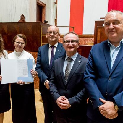 Grzegorz Boski, wicemarszałek, prezentuje dokumenty, podczas uroczystości w Sali Sejmu Śląskiego. (wygenerowano przez AI)