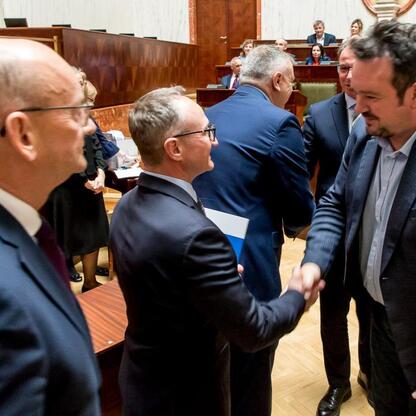 Grzegorz Boski, Wicemarszałek Województwa Śląskiego, wręcza umowy na realizację projektów Sołeckiej Inicjatywy w Sali Sejmu Śląskiego. (wygenerowano przez AI)