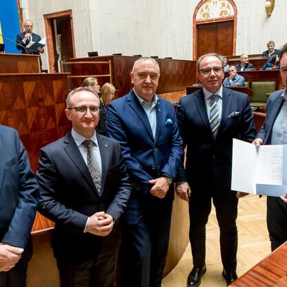 Grzegorz Boski, wicemarszałek, podczas ceremonii podpisania umów w ramach Inicjatywy Sołeckiej. (wygenerowano przez AI)