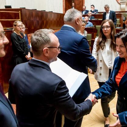 W Sali Sejmu Śląskiego przedstawiciele gmin otrzymali dokumenty dla projektów Sołeckiej Inicjatywy. (wygenerowano przez AI)