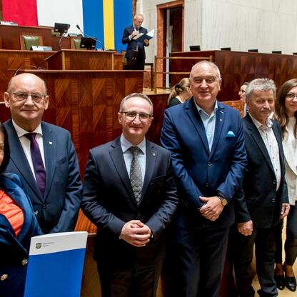 Grzegorz Boski, wicemarszałek, wręcza umowy w Sejmie Śląskim. (wygenerowano przez AI)