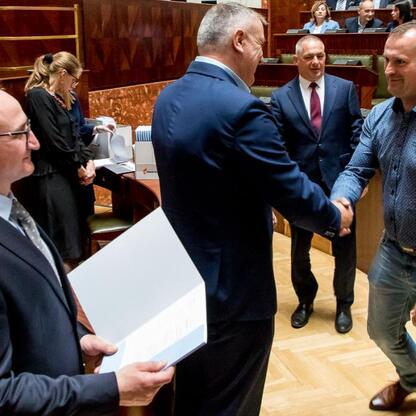 Grzegorz Boski, Wicemarszałek Województwa Śląskiego, przewodniczy ceremonii wręczenia umów w Sali Sejmu Śląskiego. (wygenerowano przez AI)