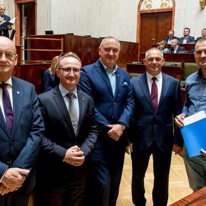 Grzegorz Boski, wicemarszałek, prezentuje dokumenty Inicjatywy Sołeckiej w Sali Sejmu Śląskiego. (wygenerowano przez AI)