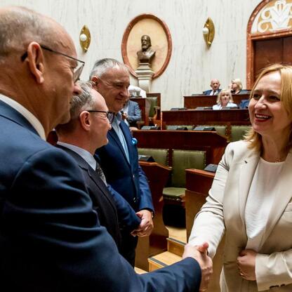 W Sali Sejmu Śląskiego odbędła się uroczystość wręczenia dokumentów dla projektów Sołeckiej Inicjatywy. (wygenerowano przez AI)