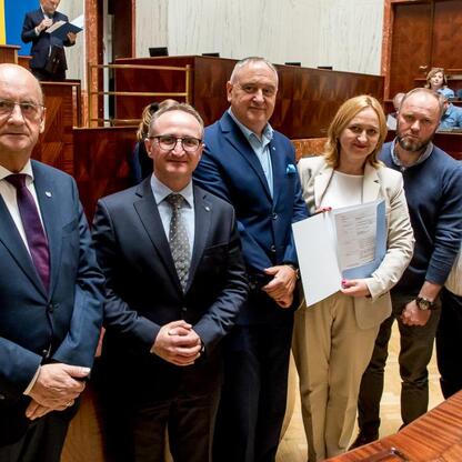 Grzegorz Boski, wicemarszałek, wręcza umowy Sołeckiej Inicjatywie w Sejmie Śląskim. (wygenerowano przez AI)