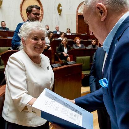W Sali Sejmu Śląskiego odbyła się uroczystość wręczenia umów dla gmin z centralnego i zachodniego subregionu Śląska w ramach Inicjatywy Sołeckiej. (wygenerowano przez AI)