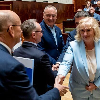 W Sali Sejmu Śląskiego odbędła się uroczystość wręczenia dokumentów Inicjatywie Sołeckiej. (wygenerowano przez AI)