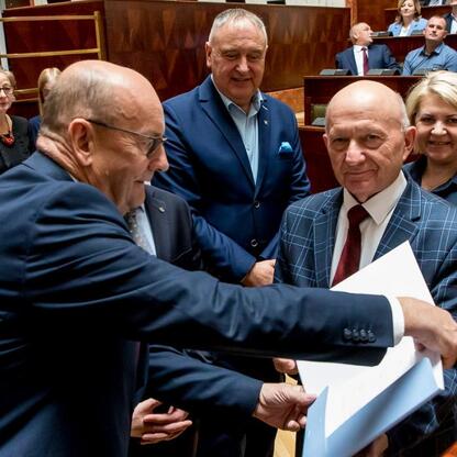 W Sali Sejmu Śląskiego przedstawiciele gmin otrzymali umowy na realizację projektów w ramach Inicjatywy Sołeckiej. (wygenerowano przez AI)