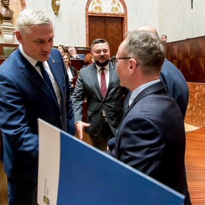 W Sali Sejmu Śląskiego odbędła się uroczystość wręczenia umów w ramach Inicjatywy Sołeckiej. (wygenerowano przez AI)