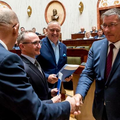 Wicemarszałek Grzegorz Boski przyjmuje dokumenty w Sali Sejmu Śląskiego w ramach Inicjatywy Sołeckiej. (wygenerowano przez AI)