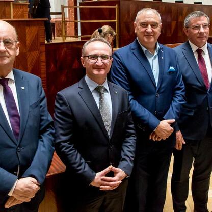 Grzegorz Boski, wicemarszałek, podpisuje umowy w ramach Inicjatywy Sołeckiej. (wygenerowano przez AI)