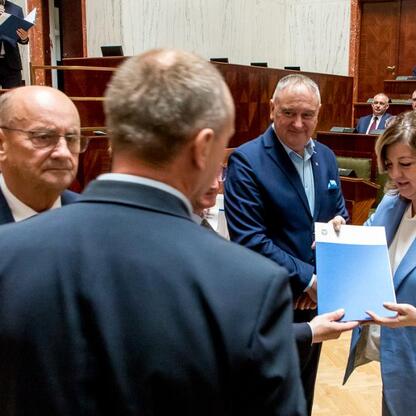 W Sali Sejmu Śląskiego przedstawiciele gmin odbierają umowy na realizację projektów Sołeckiej Inicjatywy. (wygenerowano przez AI)
