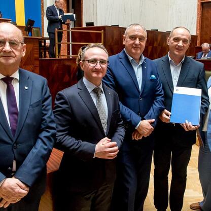Grzegorz Boski, wicemarszałek, podczas ceremonii podpisania umów Inicjatywy Sołecka w Sali Sejmu Śląskiego. (wygenerowano przez AI)