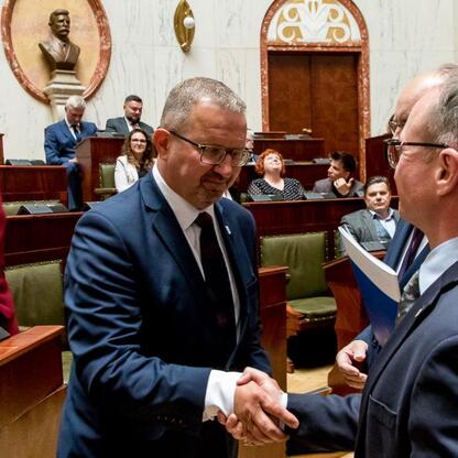W Sali Sejmu Śląskiego przedstawiciele gmin odbierają dokumenty w ramach Inicjatywy Sołeckiej. (wygenerowano przez AI)