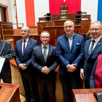 Grzegorz Boski, wicemarszałek, wręcza umowy na inwestycje w ramach Inicjatywy Sołeckiej. (wygenerowano przez AI)