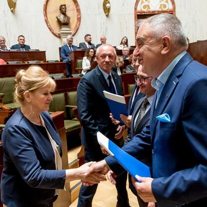 Wicemarszałek Grzegorz Boski przekazuje umowy na realizację projektów w ramach Inicjatywy Sołeckiej. (wygenerowano przez AI)