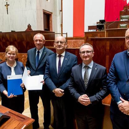 Grzegorz Boski, wicemarszałek, wręcza umowy na realizację projektów Sołeckiej Inicjatywy w Sali Sejmu Śląskiego. (wygenerowano przez AI)