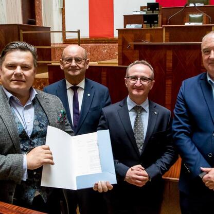 Grzegorz Boski, wicemarszałek, prezentuje dokumenty podczas uroczystości Inicjatywy Sołecka w Sali Sejmu Śląskiego. (wygenerowano przez AI)