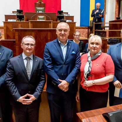 Grzegorz Boski, wicemarszałek, wręcza umowy w Sali Sejmu Śląskiego. (wygenerowano przez AI)