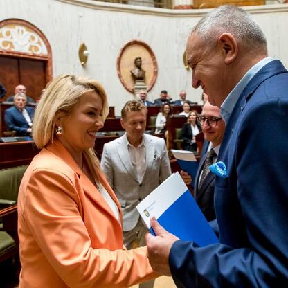Grzegorz Boski, Wicemarszałek Województwa Śląskiego, przewodniczy ceremonii wręczenia dokumentów projektów Sołeckiej Inicjatywy w Sali Sejmu Śląskiego. (wygenerowano przez AI)