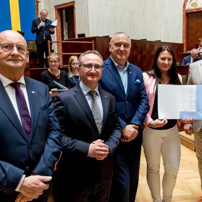 Grzegorz Boski, wicemarszałek, wręcza umowy w Sejmie Śląskim. (wygenerowano przez AI)