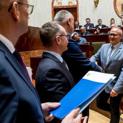 W Sali Sejmu Śląskiego przedstawiciele gmin otrzymali umowy na realizację projektów Sołeckiej Inicjatywy. (wygenerowano przez AI)