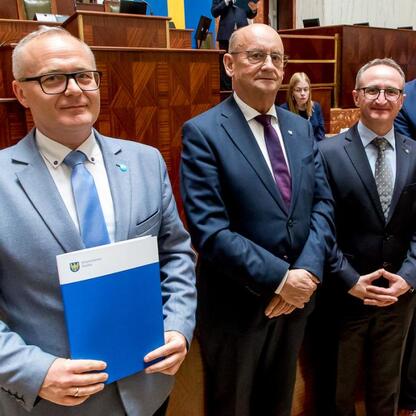 Grzegorz Boski, wicemarszałek, prezentuje dokumenty, podczas uroczystości z Inicjatywy Sołeckiej w Sali Sejmu Śląskiego. (wygenerowano przez AI)