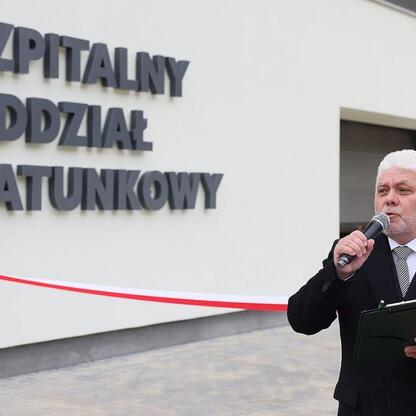 Współczesny oddział ratunkowy w szpitalnym kompleksie w Sosnowcu. (wygenerowano przez AI)