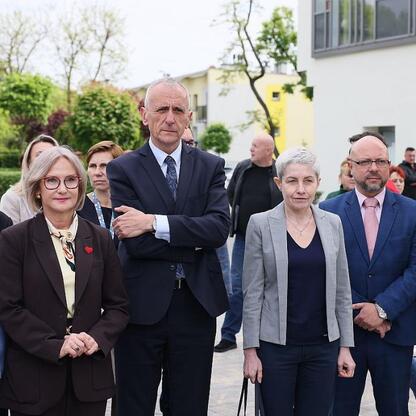 Wicemarszałek Leszek Pietraszek uczestniczy w otwarciu nowego helipadu dla dzieci w Centrum Zdrowia Dziecka i Rodziny im. Jana Pawła II w Sosnowcu. (wygenerowano przez AI)