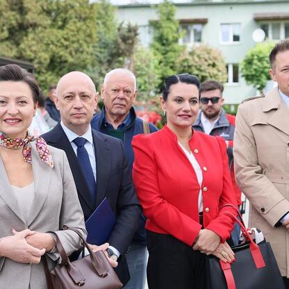 Oficjalna inauguracja nowego helipadu dla helikopterów ratunkowych w Centrum Zdrowia Dziecka i Rodziny im. Jana Pawła II w Sosnowcu. (wygenerowano przez AI)