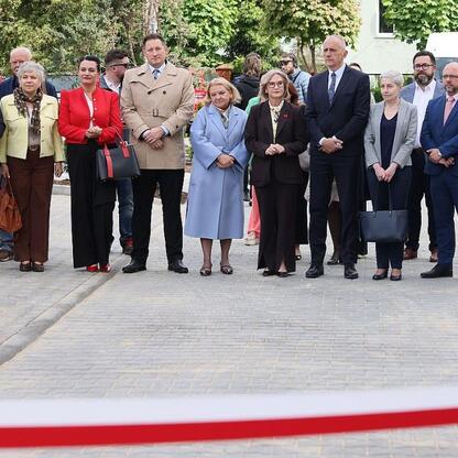 Wicemarszałek Leszek Pietraszek uczestniczy w oficjalnym otwarciu helipadu dla helikopterów ratownictwa medycznego w Centrum Zdrowia Dziecka i Rodziny im. Jana Pawła II w Sosnowcu. (wygenerowano przez AI)