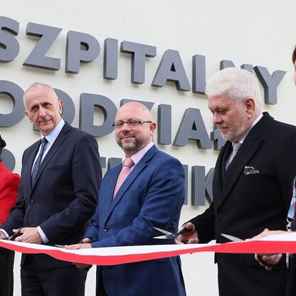 Wicemarszałek Leszek Pietraszek uczestniczy w ceremonii otwarcia helipadu w Szpitalnym Oddziale Ratunkowym w Centrum Zdrowia Dziecka i Rodziny im. Jana Pawła II w Sosnowcu. (wygenerowano przez AI)