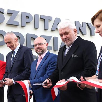Wicemarszałek Leszek Pietraszek uczestniczy w ceremonii otwarcia helipadu w Szpitalnym Oddziale Ratunkowym w Centrum Zdrowia Dziecka i Rodziny im. Jana Pawła II w Sosnowcu. (wygenerowano przez AI)