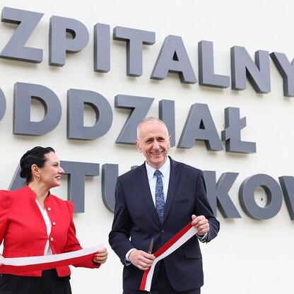 Wicemarszałek Leszek Pietraszek otwiera nowy helipad w Szpitalnym Oddziale Ratunkowym w Jan Paweł II Children and Family Health Center w Sosnowcu. (wygenerowano przez AI)