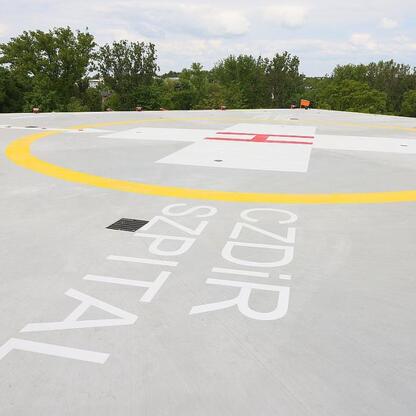 Helipad na dachu Szpitalnego Oddziału Ratunkowego w Sosnowcu, zaznaczony znakami 