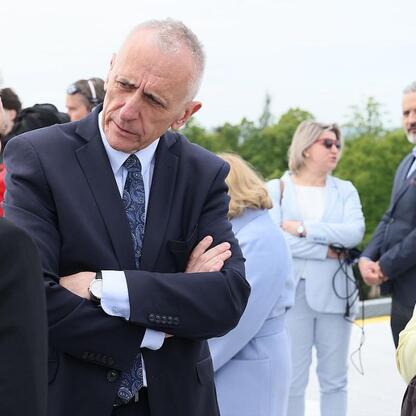 Wicemarszałek Leszek Pietraszek uczestniczy w otwarciu helipadu dla helikopterów ratownictwa medycznego w Centrum Zdrowia Dziecka i Rodziny im. Jana Pawła II w Sosnowcu. (wygenerowano przez AI)