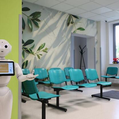 Nowoczesny robot w szpitalnym ośrodku ratunkowym, wspierający procesy medyczne. (wygenerowano przez AI)