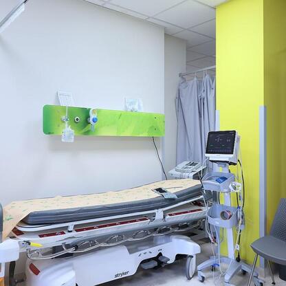 Nowoczesny, wyposażony w nowoczesne urządzenia medyczne, oddział ratunkowy w Szpitalnym Oddziale Ratunkowym w Centrum Zdrowia Dziecka i Rodziny im. Jana Pawła II w Sosnowcu. (wygenerowano przez AI)