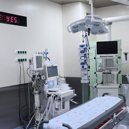 Nowoczesny, wyposażony w zaawansowane urządzenia medyczne, oddział ratunkowy w Centrum Zdrowia Dziecka i Rodziny im. Jana Pawła II w Sosnowcu. (wygenerowano przez AI)